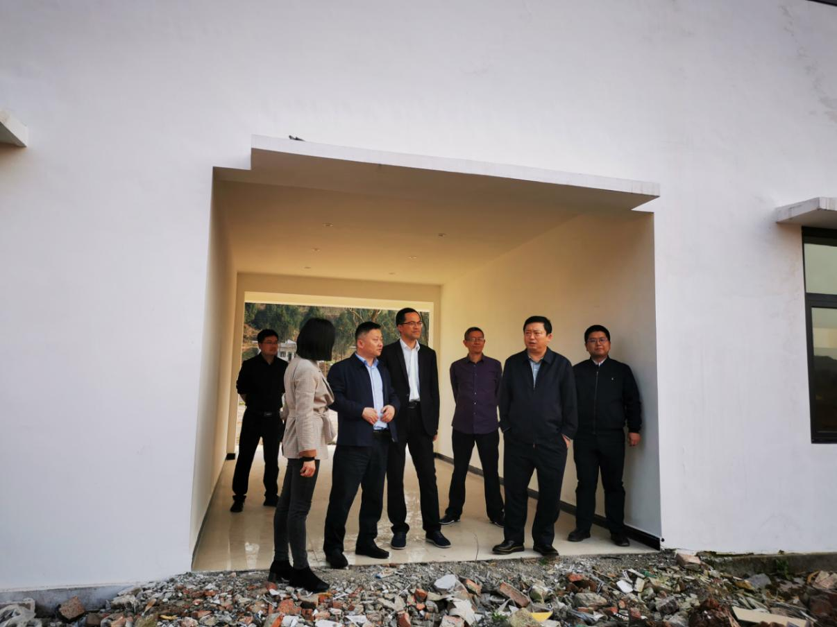 J9集团集团党委副书记、董事陈日到邓家沟村发展助扶工作