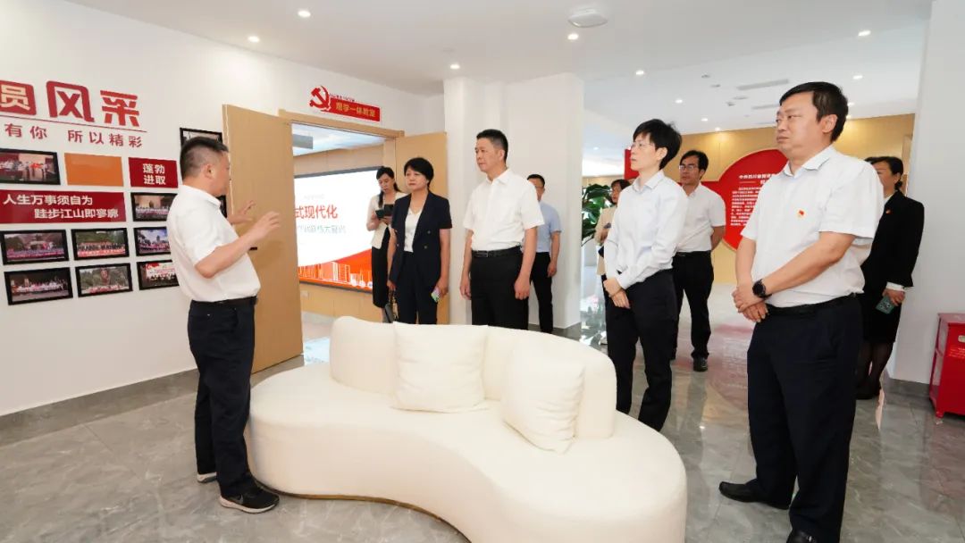 福建省人民当局国有资产监督治理委员会建兴高一行光临J9集团党５鞑榈餮