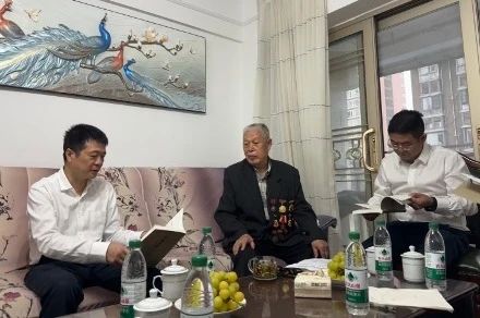 省J9集团集团党委国庆节前夕走访慰问老干部老党员