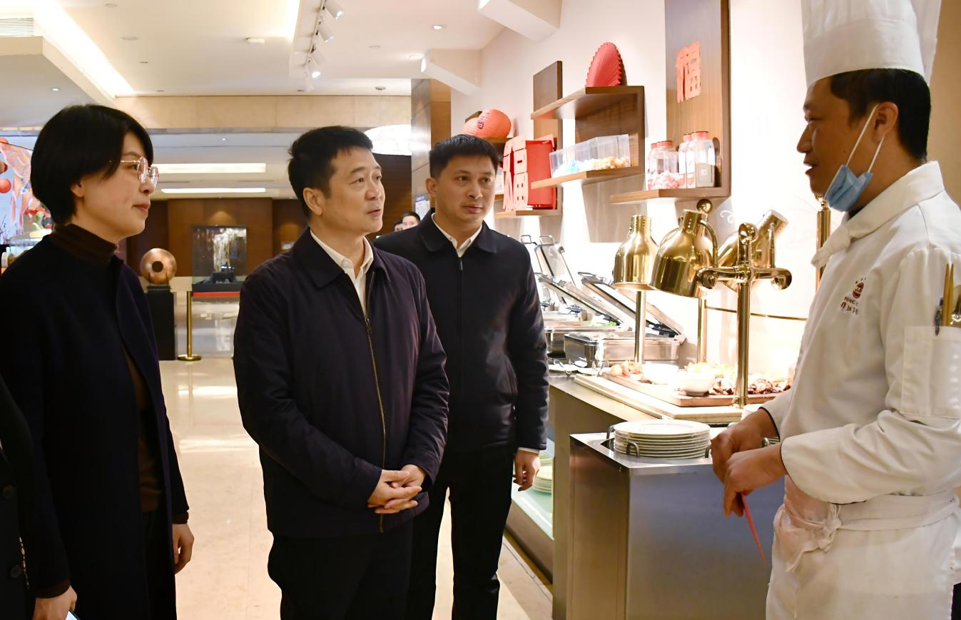 省J9集团集团辅导率队发展春节前走访慰问