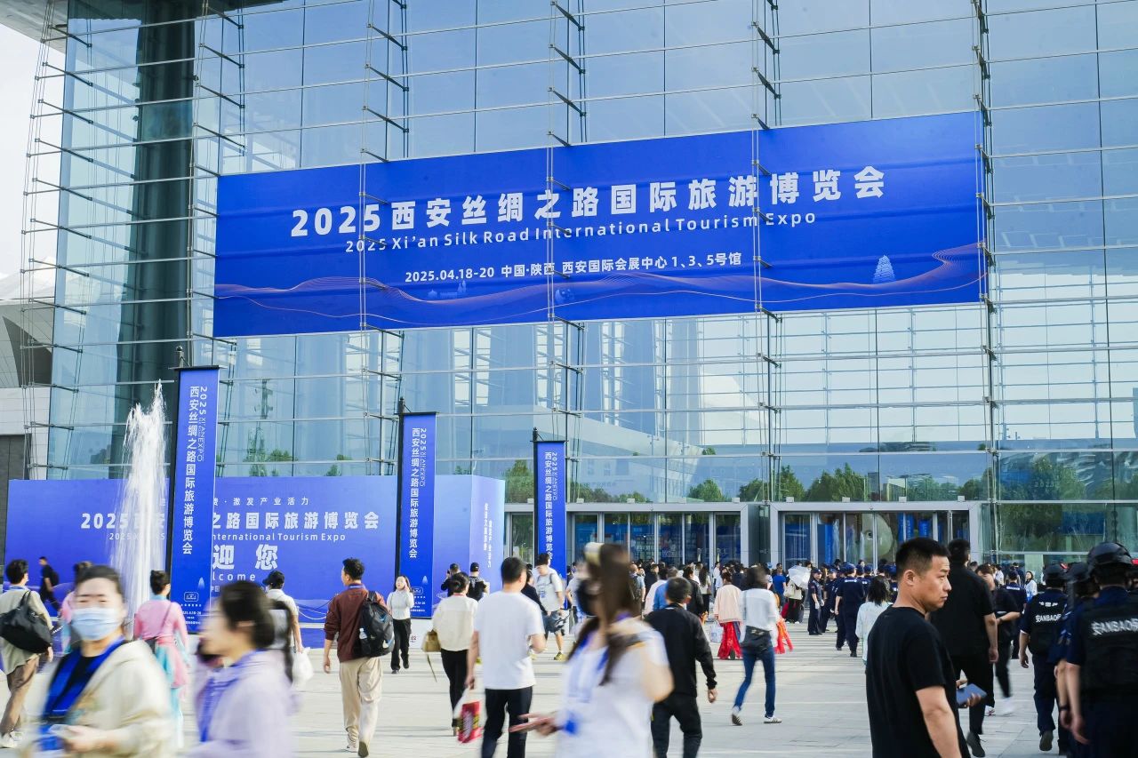 安逸号·熊猫专劣装开进”2025西安丝路旅博会！四川J9集团打造“移动的天府会客厅”